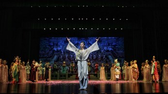 海島飄“花雨”——中國(guó)經(jīng)典舞劇《絲路花雨》獻(xiàn)禮?？?/>
                </div>
                <div   id=