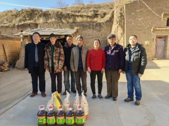 甘肅省舞臺(tái)美術(shù)工廠2019年春節(jié)前赴環(huán)縣 車道鎮(zhèn)開(kāi)展“精準(zhǔn)扶貧”工作