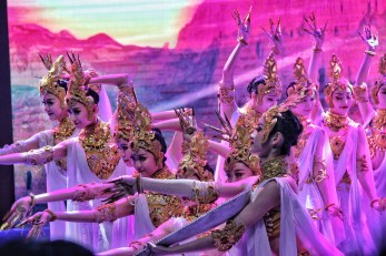 教育部、文化和旅游部、財政部2019年高雅藝術(shù)進校園——中國經(jīng)典舞劇《絲路花雨》在濟南歷城二中華彩綻放