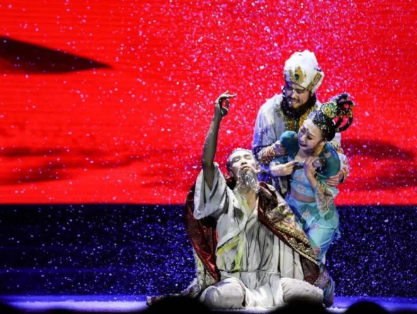 高雅藝術(shù)進校園——中國經(jīng)典舞劇《絲路花雨》震撼起舞