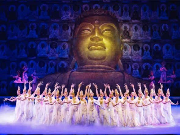 中國經(jīng)典舞劇《絲路花雨》，講述的是古絲綢之路上，善良淳樸的中國父女為救助外國商人，所發(fā)生的親人悲歡離合，友人生死相助、患難與共的感人故事……